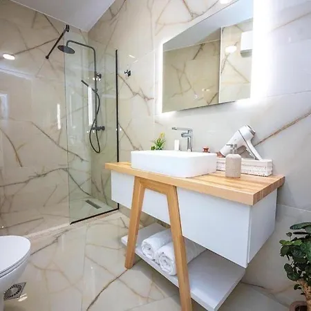 Terrace Square View Apartment *
